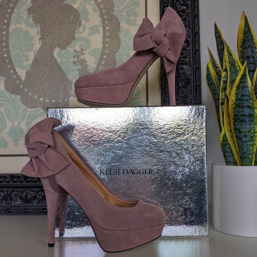 NWB Kelsi Dagger Tiffany Pump Blush Grey Suede w Moveable Bow Sz 7.5